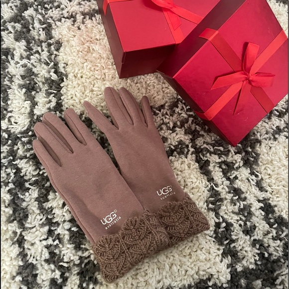 UGG Accessories - NWOT Ugg gloves